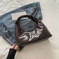 Sac hobo marron foncé brillant au design minimaliste avec couture centrale et aspect miroir - Marron
