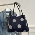 Borsa tote in lana blu con pois grigi e tracolle in pelle intrecciata nera per l'inverno - Bianco