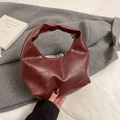 Borsa hobo bordeaux minimalista con un design patchwork asimmetrico da donna di tendenza - Rosso