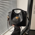 Borsa tote vintage nera con placca a triangolo dorata e ciondolo intrecciato in ecopelle - Con Ciondolo / Nero
