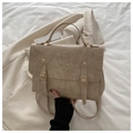 Detalle de bolso beige vintage de cuero sintético con hebillas y asa superior - Caqui