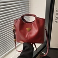Elegante borsa tote in pelle PU rosso scuro con logo dorato e ciondolo intrecciato - Con Ciondolo / Rosso