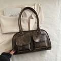 Borsa bowling vintage in finta pelle marrone scuro con tasche frontali e tracolle sottili - Marrone