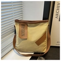 Detalle de bolso tote de lona con parche de cuero de moda y ribete marrón en contraste - Caqui