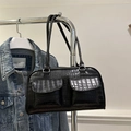 Schwarze Tragetasche in Kroko-Optik mit zwei Vordertaschen und silbernen Beschlägen - Schwarz