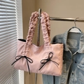 Rosa Tragetasche mit gerafften Henkeln und schwarzen Schleifen im minimalistischen Stil - Rosa