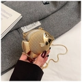Dettaglio macro della borsa a mano a forma di pesce dorato con trama metallica a scaglie - Oro