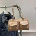 Beigefarbene Handtasche mit Krokodil-Prägung, zwei Fronttaschen und Schulterriemen - Khaki