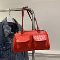 Rote Schultertasche mit Krokostruktur und aufgesetzten Taschen im Retro-Stil - Rot