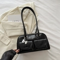 Borsa bowling nera retrò lucida con due tasche frontali e ciondolo a fiocco argentato - Nero