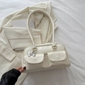 Borsa bowling bianco crema con doppie tasche a patta e ciondoli a fiocco argento - Bianco