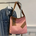 Borsa tote in tela rosa con bordo marrone e toppa con scritta per uso quotidiano - Rosa
