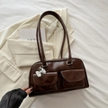 Borsa a spalla retrò in pelle PU marrone scuro con tasche a patta e fiocco argento - Marrone