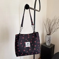 Zwarte shopper met kersenprint, ruime schoudertas met stijlvolle kettingriem details - Zwart