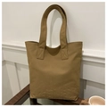 Detalle del bolso tote de lona caqui con costuras decorativas y asas anchas reforzadas - Marrón