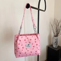 Roze shopper met kersenprint, voorzien van een metalen ketting en canvas ontwerp - Roze