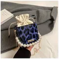 Mini Leopard-Perlen-Handtasche mit goldener Kette und Kordelzug-Innentasche - Blau