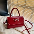 Elegante rode vierkante crossbodytas met een zilveren metalen strik als versiering - Rood