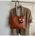 Detalle del bolso tote marrón vintage con un divertido colgante de peluche suave - Con Colgante / Marrón