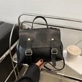 Bolso de mano negro en cuero sintético con hebillas doradas y logotipo en relieve - Negro sin Colgante