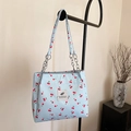 Lichtblauwe draagtas met kersenprint, zilveren ketting en decoratief stoffen label - Blauw