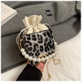 Mini-Beuteltasche mit Leopardenmuster, Kunstperlen-Griff und goldener Kette - Grau