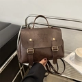 Mochila de cuero vintage marrón oscuro con hebilla dorada y asa superior - Café sin colgante