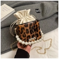 Mini-Handtasche mit Leopardenmuster, Perlengriff und goldener Ketten-Schultergurt - Braun