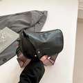 Schwarze Retro-Zylindertasche mit gemustertem breitem Gurt und modischem Schriftzug - Schwarz