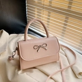Roze crossbodytas met zilveren strik en kiezellederen textuur voor dames - Roze
