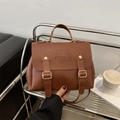 Bolso tote vintage de cuero marrón con letras en relieve y hebillas doradas - Marrón Sin Colgante