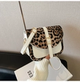 Detalle del bolso de silla vintage con solapa de leopardo y cierre de metal dorado - Blanco