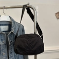 Bolso bandolera de nailon negro para mujer con correa ajustable y diseño oval - Negro