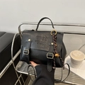Bolso vintage de piel sintética negra con colgante de campana dorada y bandolera - Negro Con Colgante