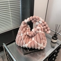 Elegante borsa a mano in peluche rosa e bianco con texture in ecopelliccia morbida - Rosa