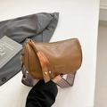Braune Retro-Zylindertasche aus PU-Leder mit geometrisch gemustertem breitem Schultergurt - Braun