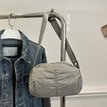 Bolso bandolera minimalista de nailon gris con correa ajustable y superficie rugosa - Gris