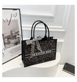 Detail van grijze tote bag met luipaardprint, zwarte handvaten en decoratieve sjaal - Grijs