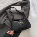 Bolso de hombro negro estilo media luna con lazo dorado y acabado en cuero mate - Negro