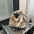 Borsa a spalla in finta pelliccia a righe bianche e marroni con manico pompon - Cachi