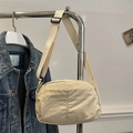 Bolso bandolera de nailon ajustable en color crema beige con textura fruncida y estilo casual - Caqui