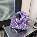 Borsa a spalla in peluche da donna a scacchi viola e bianchi con trama ondulata - Viola