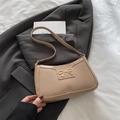 Elegante bolso de hombro beige tipo medialuna con hebilla de lazo dorado - Caqui