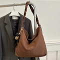 Grand sac fourre-tout marron à texture plissée avec un petit charme d'agneau noir - Avec Pendentif / Marron