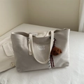 Bolso tote de ante color blanco roto con logotipo y un lindo llavero de oso de peluche - Con Colgante / Blanco Roto