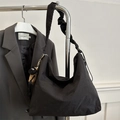 Sac nylon noir avec bandoulière plissée et pendentif peluche sur blazer gris - Avec Pendentif / Noir