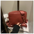 Detail van roodbruine geweven crossbodytas met gouden ritssluiting en kleine portemonnee - Rood