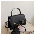 Detalle del bolso negro de cuero sintético con cadena dorada y solapa con corte en V - Negro