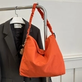Sac hobo orange en nylon avec bandoulière plissée nuage et breloque pelucheuse - Avec Pendentif / Orange