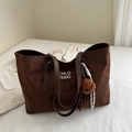 Grande borsa shopper in camoscio marrone scuro con scritta bianca e ciondolo orsetto - Con Ciondolo / Marrone
